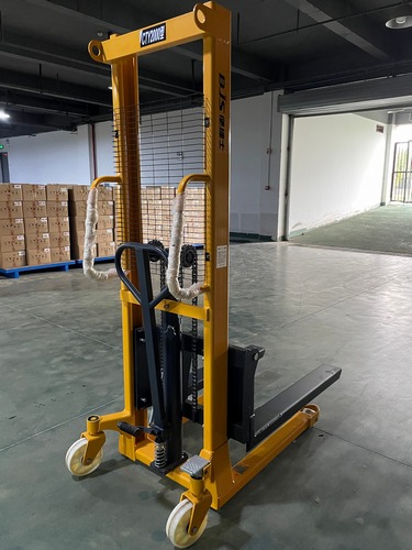 2吨C形钢手动堆高车